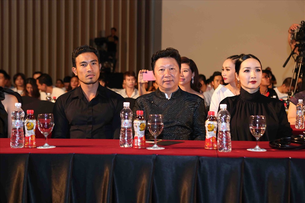 Thành phần Ban giám khảo gồm: Mr. Nawat Itsaragrisil (Chủ tịch Tổ chức cuộc thi Hoa hậu Hoàn bình thế giới – MGIO), Ms. Teresa Chaivisut (Phó chủ tịch MGIO), Ms. Janelee Chaparro (Miss Grand International 2013), diễn viên, doanh nhân Lý Nhã Kỳ, HH Đền Hùng Giáng My và nhà thiết kế Sĩ Hoàng.