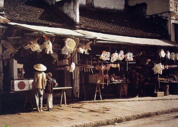 Các loại đồ chơi truyền thống như đèn ông sao, con quay, tàu thủy sắt tây,... từng là niềm mơ ước của nhiều trẻ em mỗi dịp Trung thu về. Nguồn ảnh:anhtunguyenphotography
