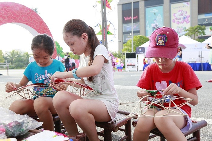 Với chiếc đèn ông sao tự tay làm ra, Trung thu năm nay của bé sẽ trở nên ý nghĩa hơn rất nhiều - ảnh tại khu đô thị Vinhomes Riverside