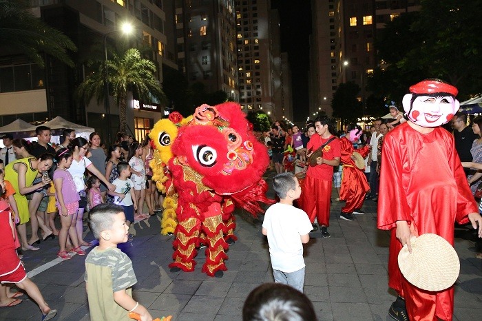 Tại khu căn hộ Vinhomes Times City - Park Hill,nhìn các bé vừa rước đèn theo đoàn lân sư rồng vừa cùng hát vang “Tết Trung thu rước đèn đi chơi...” nhiều bậc cha mẹ bồi hồi nhớ về một thời tuổi thơ của mình