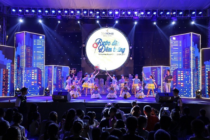 Tiếng chiêng trống tưng bừng cùng những lời ca trong bài hát “Rước đèn ông sao” như một lời chúc Trung thu đoàn viên tới cư dân Royal City.