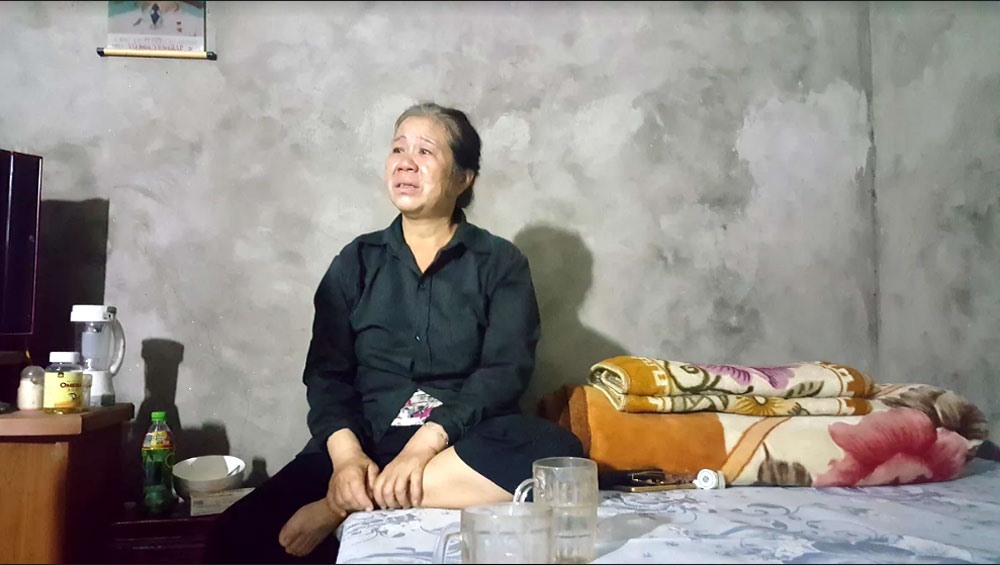 Bà Bùi Thị Nga nằm liệt và kiệt quệ sau cái chết của cậu con trai 29 tuổi Bùi Văn Khôi.