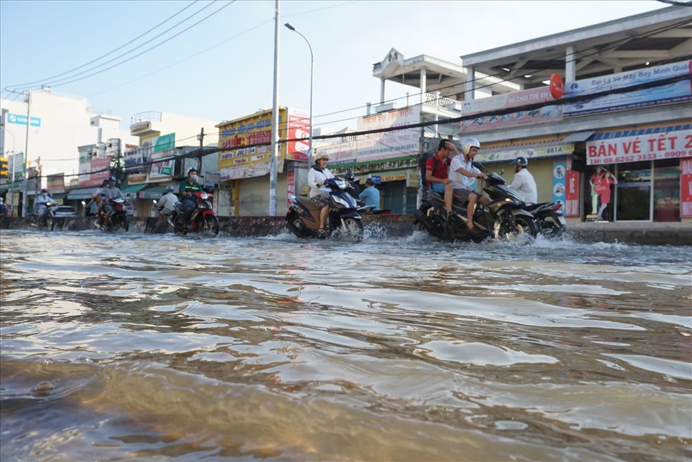 Triều cường gây ngập đường Huỳnh Tấn Phát (Q.7). Ảnh: M.Q