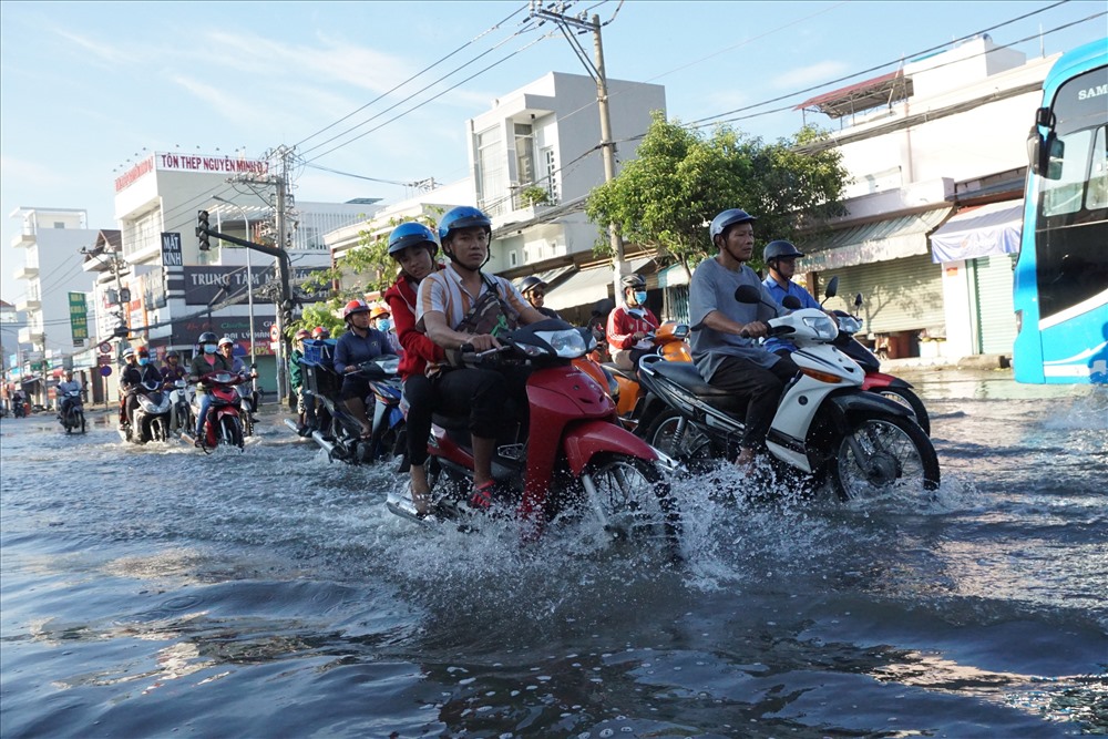 Nước ngập ảnh hưởng đến việc đi lại của người dân. Ảnh: M.Q