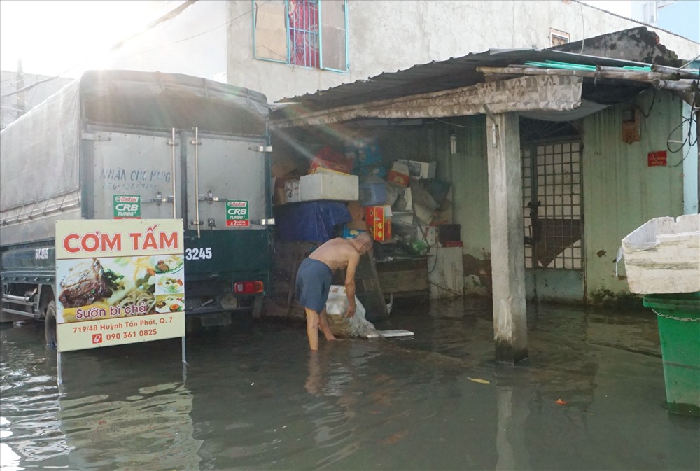 Nước ngập sâu tại một con hẻm trên đường Huỳnh Tấn Phát khiến sinh hoạt của người dân rất khổ sở. Ảnh: M.Q