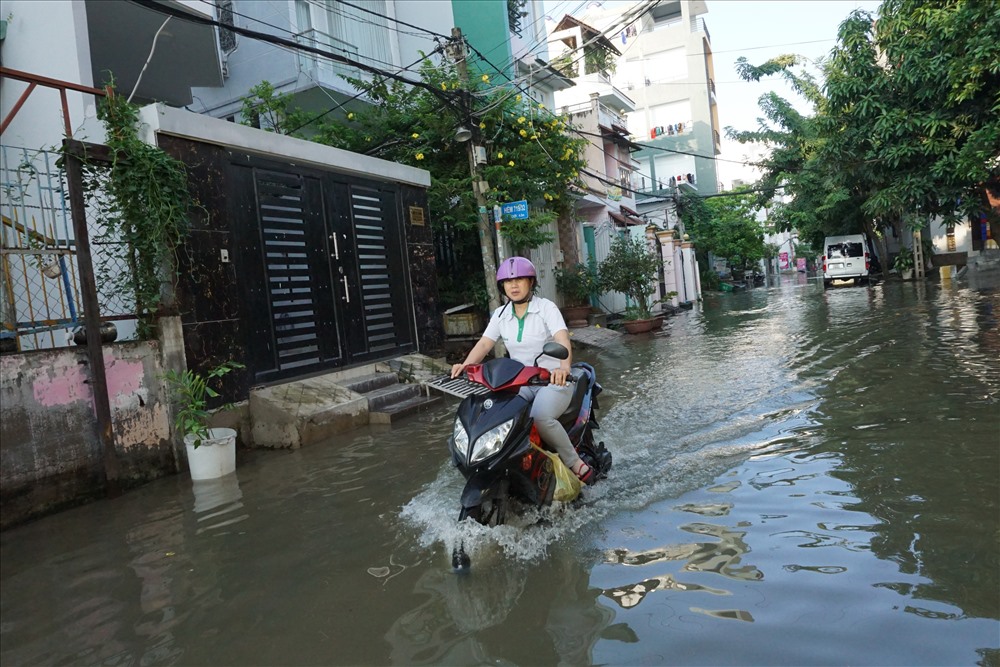 Chiều nay triều cường đạt đỉnh 1,61m dự báo sẽ gây ngập nhiều tuyến đường. Ảnh: M.Q