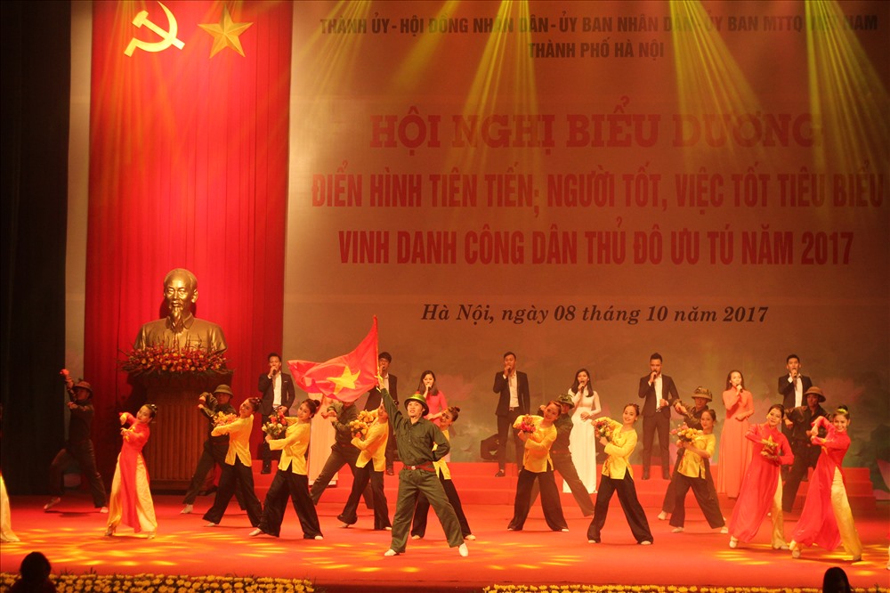 Tiết mục văn nghệ trong chương trình tuyên dương. Ảnh TV.