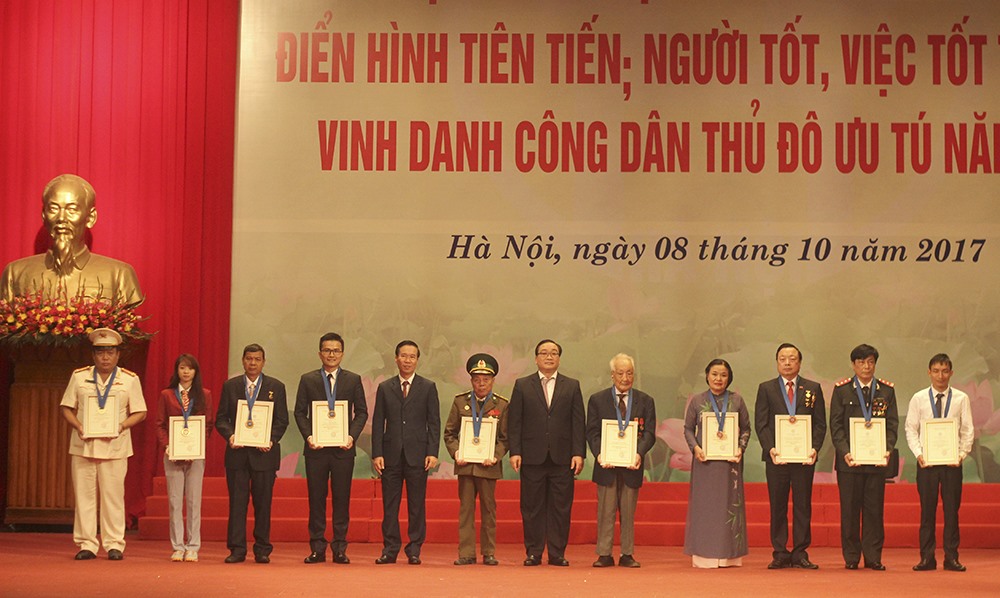 10 công dân Thủ đô ưu tú năm 2017 được vinh danh. Ảnh T.V
