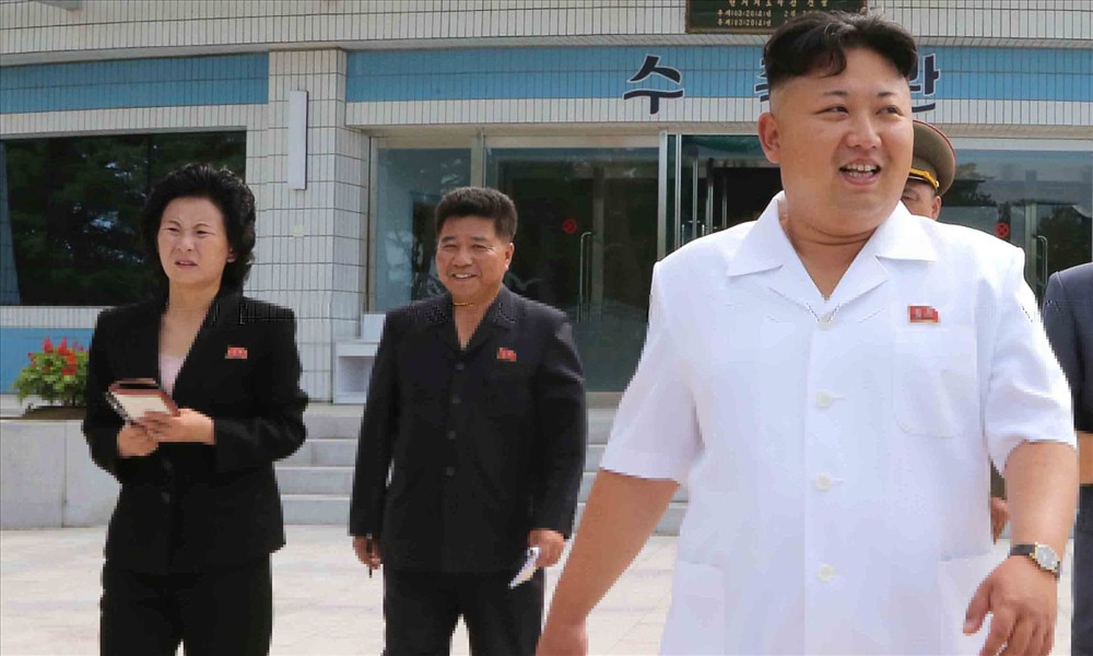 Nh&agrave; l&atilde;nh đạo Triều Ti&ecirc;n Kim Jong-un trong một bức ảnh c&ugrave;ng em g&aacute;i Kim Yo-jong. Ảnh: KCNA/EPA