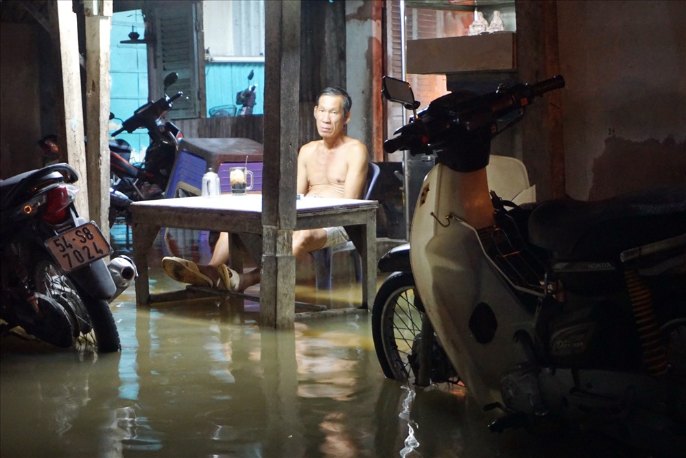 Người dân khu dân cư gần chân cầu Kinh Thanh Đa phần lớn là những hộ nghèo. Cuộc sống của họ lại càng khó khăn hơn khi thường xuyên phải sống trong cảnh ngập nước. Ruồi muỗi phát sinh khiến người dân nơi đây đối mặt với nguy cơ dịch bệnh. Ảnh: M.Q