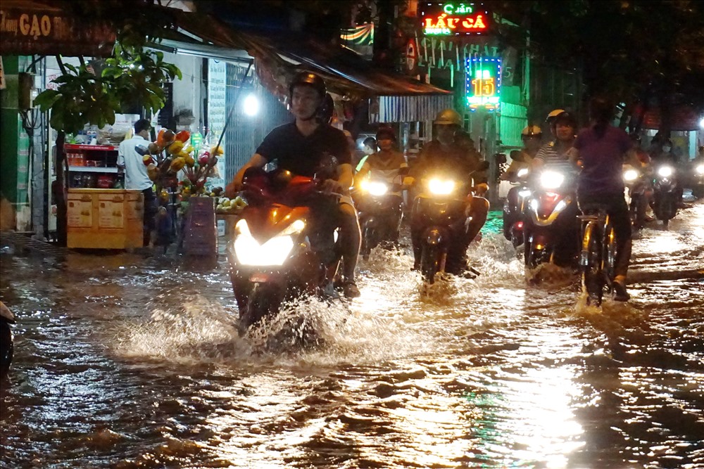 Nhiều tuyến đường ở TPHCM ngập nước ảnh hưởng đến việc đi lại của người dân. Ảnh: M.Q