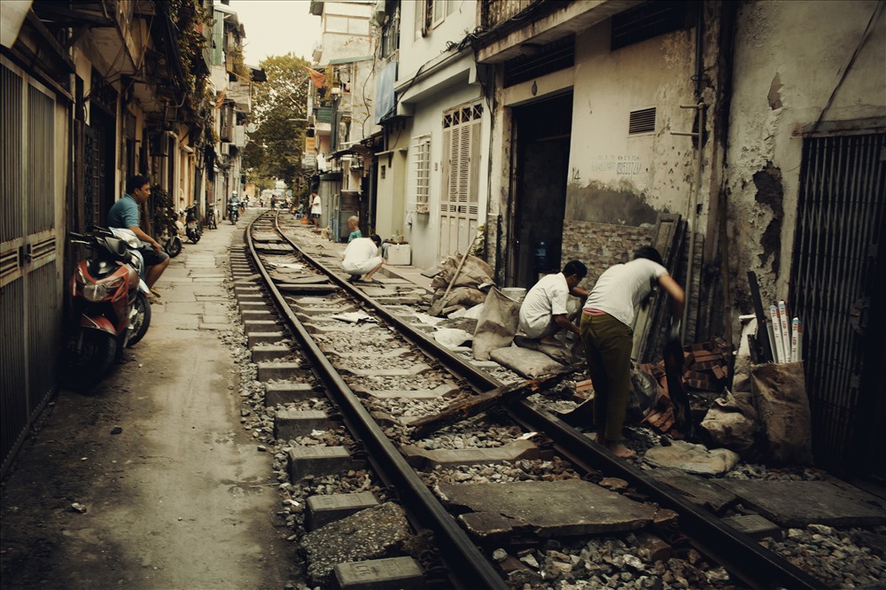 Vì thế tuyến hành lang đường sắt từ lâu đã trở thành một phần trong cuộc sống của người dân “xóm đường tay” suốt mấy mươi năm qua. Ảnh: XT