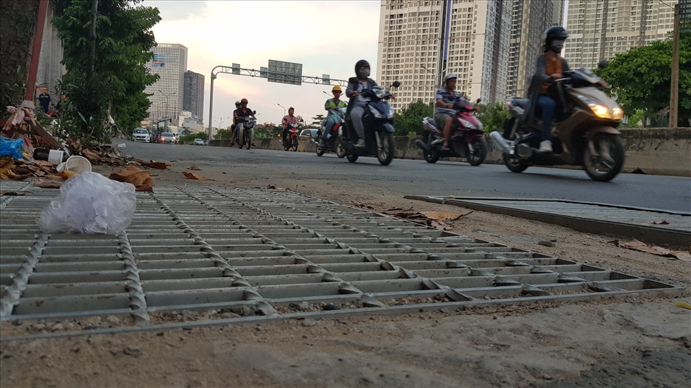 Đường Nguyễn Hữu Cảnh đoạn từ Vũ Duy Ninh ra Điện Biên Phủ hoàn toàn khô ráo trng ngày triều cường đạt đỉnh. Ảnh: Trường Sơn