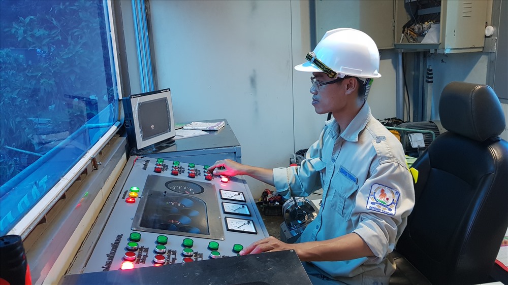Nhân viên điều khiển cho nổ máy để hút nước triều ra ngoài. Ảnh: Trường Sơn