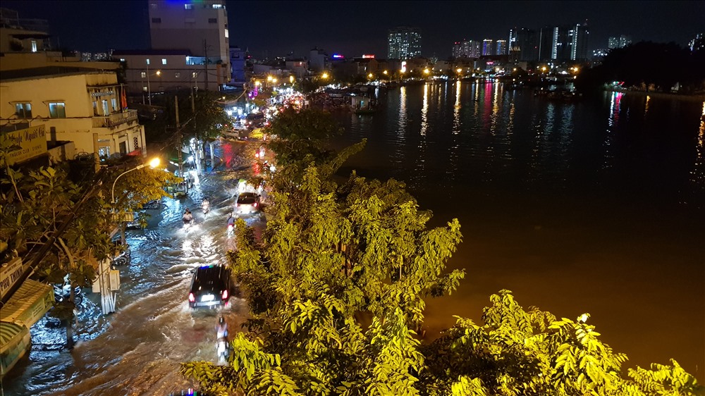 Đường Trần Xuân Soạn thành một dòng sông mỗi khi triều cường hay mưa lớn. Ảnh: Trường Sơn