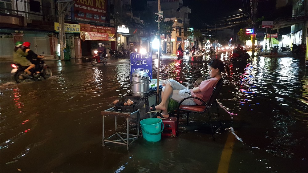 Mọi sinh họt buôn bán của người dân trên đường Huỳnh Tấn Phát trong những ngày triều cường gặp nhiều khó khăn. Ảnh: Trường Sơn