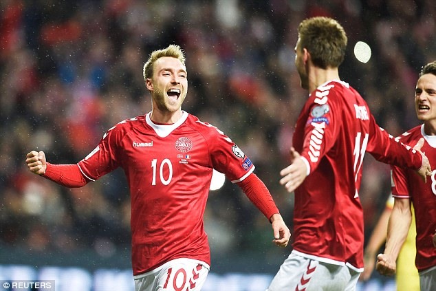 Eriksen (trái) hân hoan sau khi ghi bàn vào lưới ĐT Romania. Ảnh: Reuters.