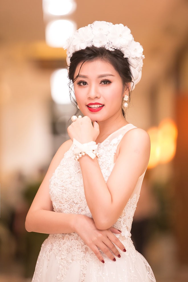 Thu Hằng lựa chọn bộ đầm trắng lộng lẫy, tôn nét đẹp cơ thể của mình. Dạo gần đây, nữ ca sĩ trẻ hướng cho mình phong cách gợi cảm, sang trọng. Ảnh: NHB.