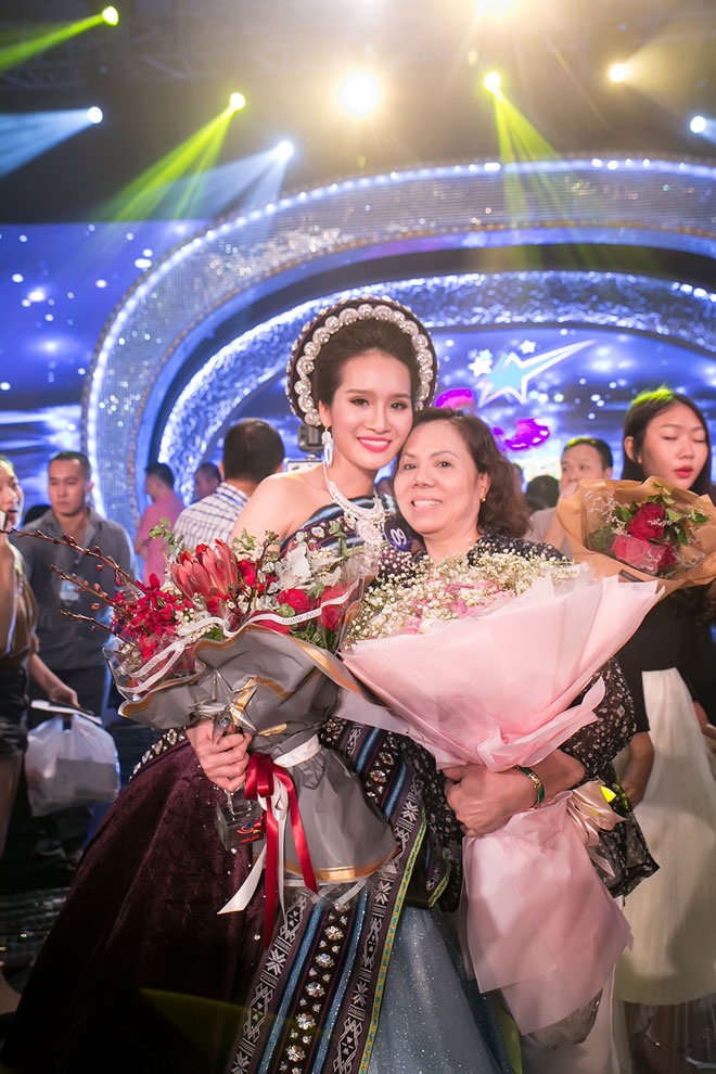 Nữ ca sĩ trẻ dành tặng giải thưởng cho mẹ, người luôn theo sát ủng hộ con gái.