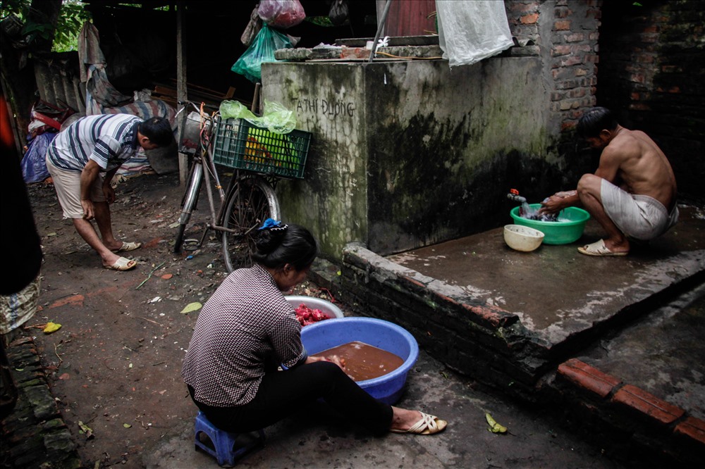Mỗi người một việc nhưng khoảng sân nhỏ phía cuối khu trọ là nơi duy nhất có thể gắn kết mọi người. Mọi khó khăn hay những chuyện đùa vui đều được chia sẻ tại đây.