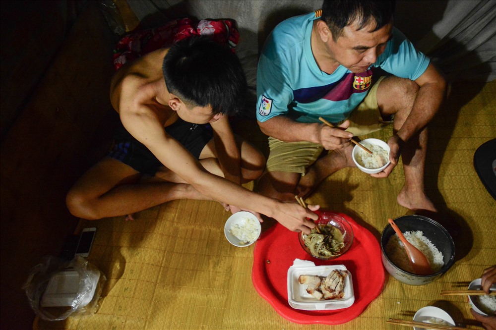 Họ dùng bữa tối ngay sau khi các thủ tục vệ sinh cá nhân được hoàn thành .Nếu sống theo hộ thì bữa tối là một bữa đặc biệt quan trọng. Đây là bữa duy nhất đông đủ mọi thành viên trong gia đình nên các món ăn cũng được chuẩn bị chu đáo.
