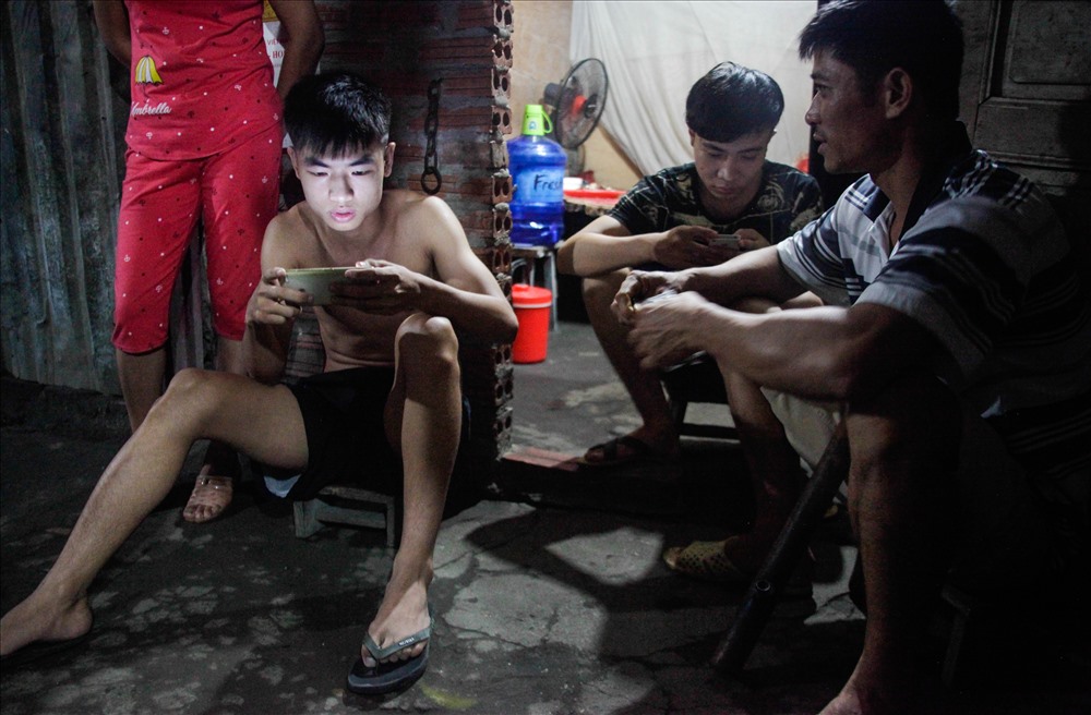 Sau bữa cơm tối là khoảng thời gian nghỉ ngơi trước khi bắt đầu công việc vào buồi đêm. Đối với họ công cụ giải trí là những chiếc điện thoại thông minh.
