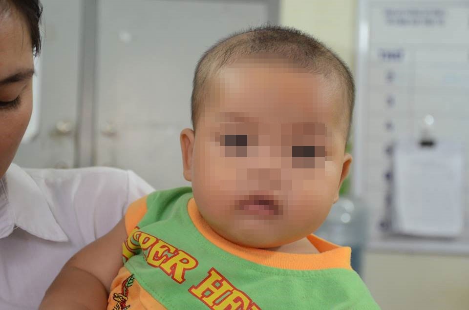 Cháu bé bị bỏ rơi sở hữu gương mặt kháu khỉnh, dễ thương.