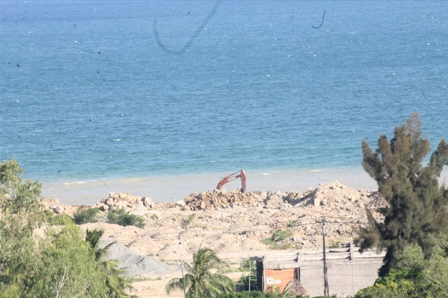 Công ty CP Khu du lịch Champarama đang đưa đất, đá lên khỏi mặt biển. Ảnh: PV