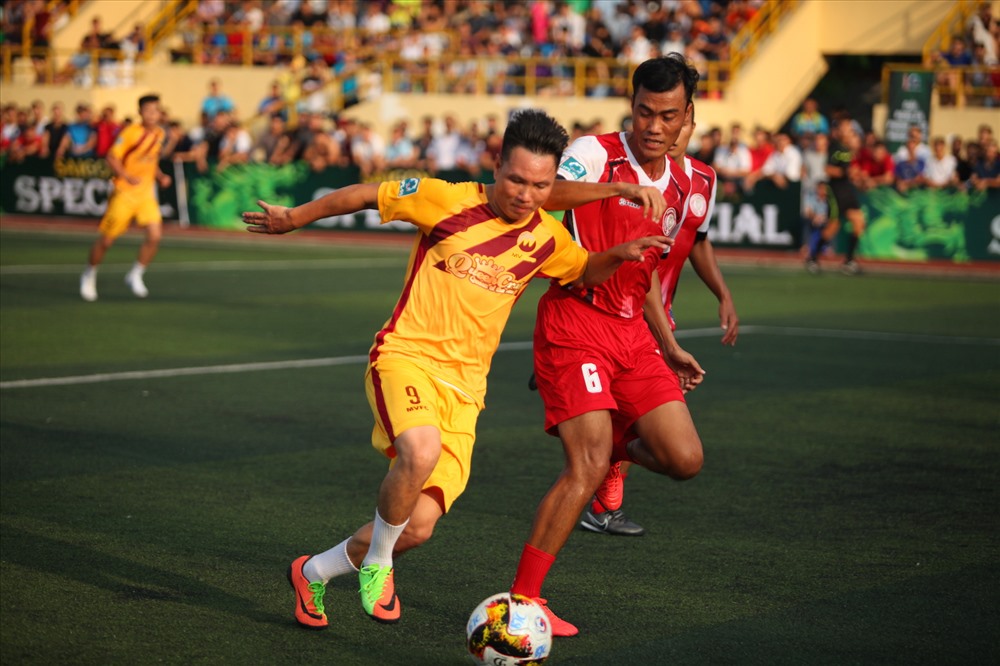 Phước Tứ (phải) trong trận đấu vòng 2 HPL. Ảnh: Đ.H