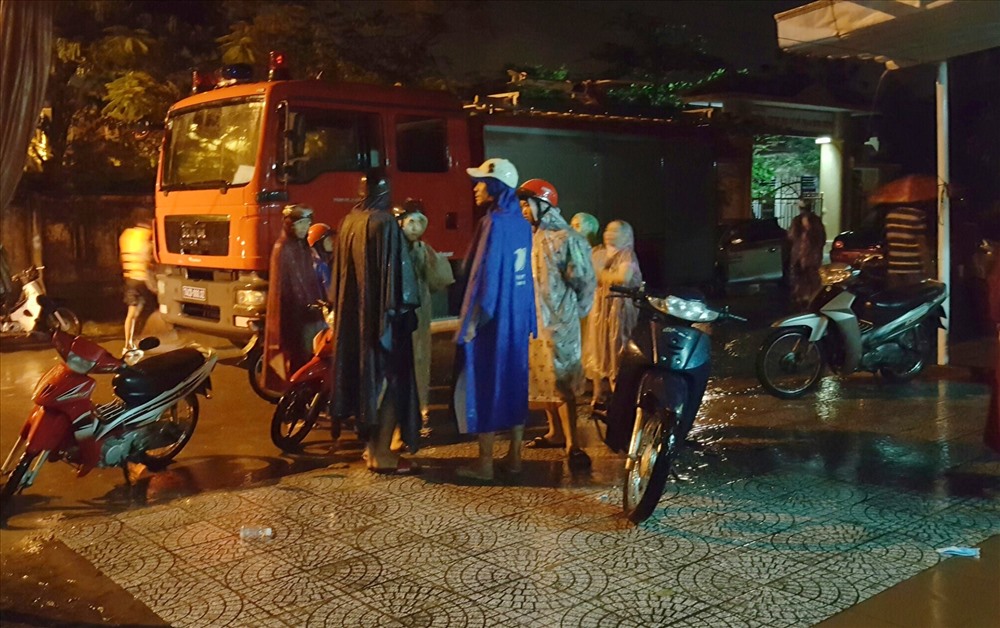 Dưới cơn mưa nặng hạt, cơ quan chức năng vẫn triển khai việc tìm kiếm nạn nhân mất tích. Ảnh: Hưng Thơ.