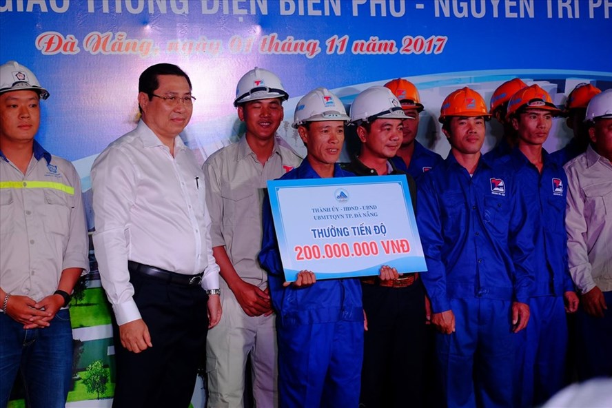 giữ đúng lời hứa, Chủ tịch Đà Nẵng trao tận tay công nhân lao động 200 triệu đồng vì công trình APEC kịp tiến độ