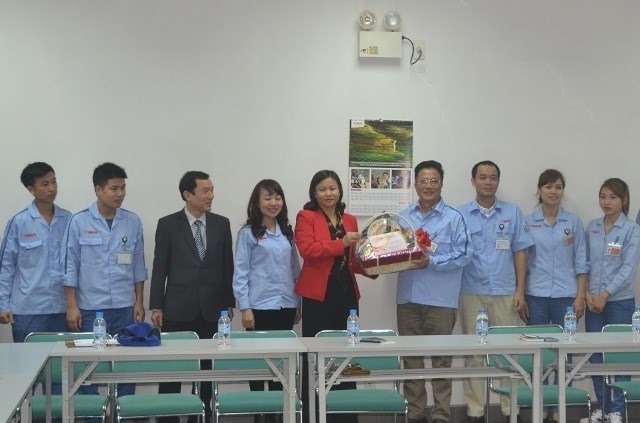 Bà Nguyễn Thị Tuyến - Ủy viên Đoàn Chủ tịch Tổng LĐLĐVN, Chủ tịch LĐLĐ TP. Hà Nội thăm, trao quà Tết cho CN Cty TNHH Yamaha motor Việt Nam (ảnh minh họa). Ảnh: Xuân Trường