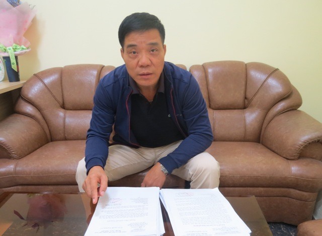 Ông Văn Tiến Đức với các văn bản của chính quyền và cơ quan liên quan đề nghị Cty CP Giày Thượng Đình giải quyết đơn của ông và mốt số lao động cũ của Cty đã chấm dứt HĐLĐ. Ảnh: Xuân Trường