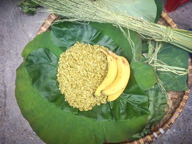 Cốm làng Vòng luôn là món ăn đặc trưng được yêu thíchcủa mùa Thu Hà Nội.