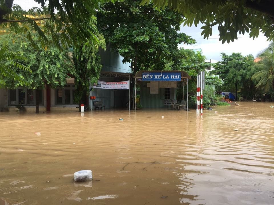 Nhiều khu vực ở thị trấn La Hai (H.Đồng Xuân) bị ngập nặng. Ảnh: L.M