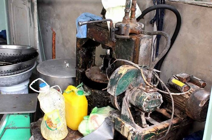 Hệ thống máy móc cũ nát, không đảm bảo vệ sinh.