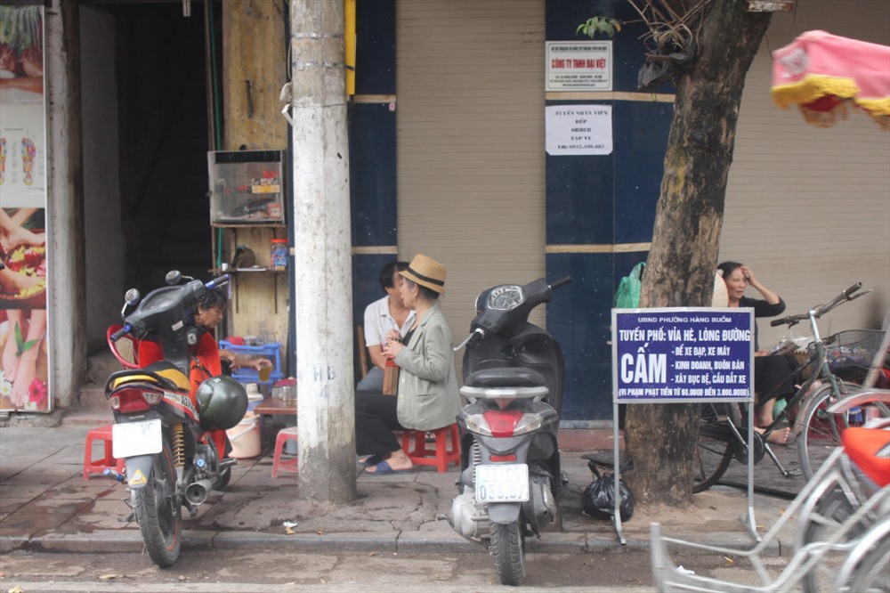 Biển cấm kinh doanh buôn bán, để xe trên vỉa hè không có tác động đến người dân.