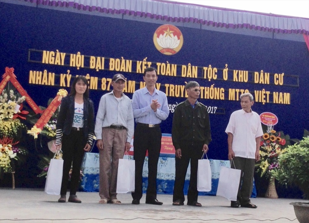 Chủ tịch LĐLĐ tỉnh Hải Dương Mai Xuân Anh (giữa) trao quà cho hộ nghèo thôn Trung Hoà. Ảnh: TL