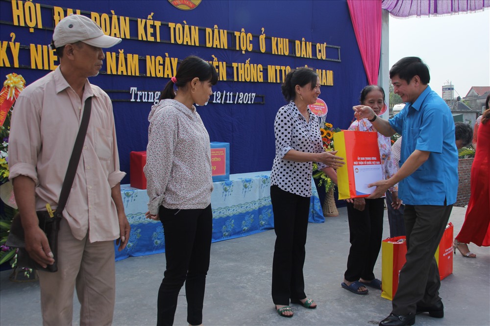 Chủ tịch Tổng LĐLĐVN Bùi Văn Cường tặng quà các hộ nghèo. Ảnh: L.H