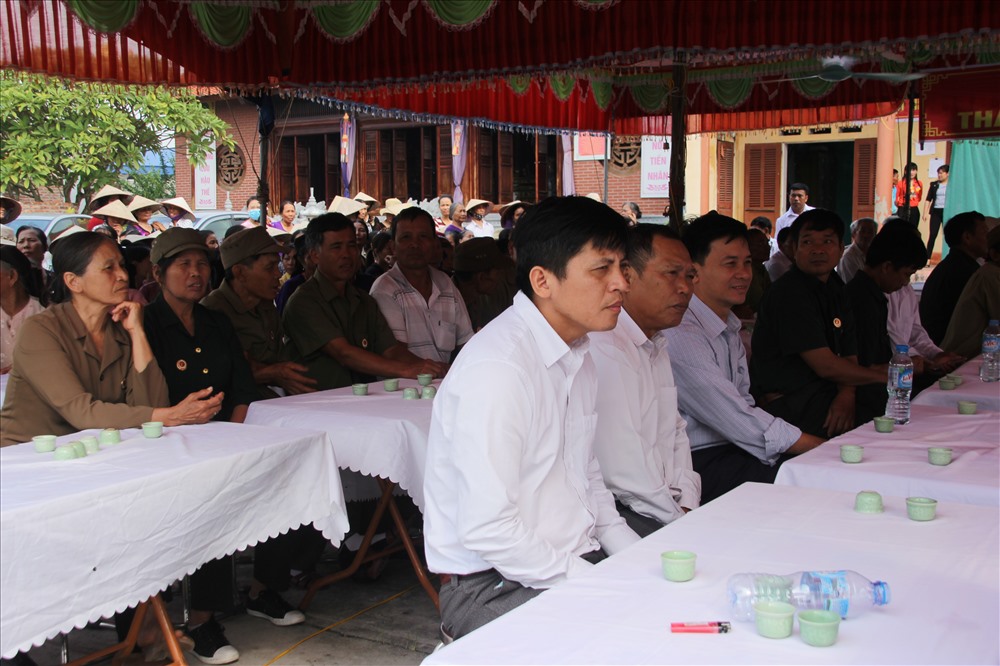 Nhân dân thôn Trung Hoà tham dự Ngày hội Đại đoàn kết toàn dân tộc. Ảnh: LH