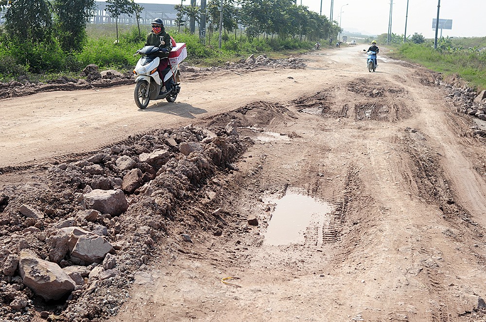 Mặt đường nhiều đoạn đường gom thuộc dự án nâng cấp, cải tạo nâng cấp Quốc lộ 1 đoạn Hà Nội - Bắc Giang bị trồi lún, xuống cấp nghiêm trọng