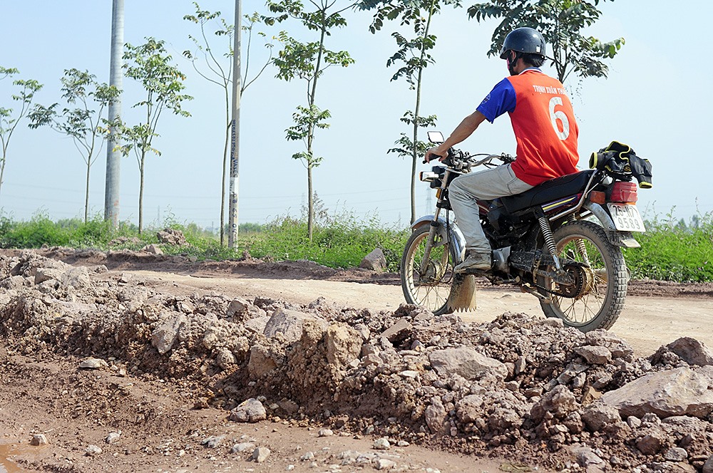 Đường nhựa bị cày xới như đường đất