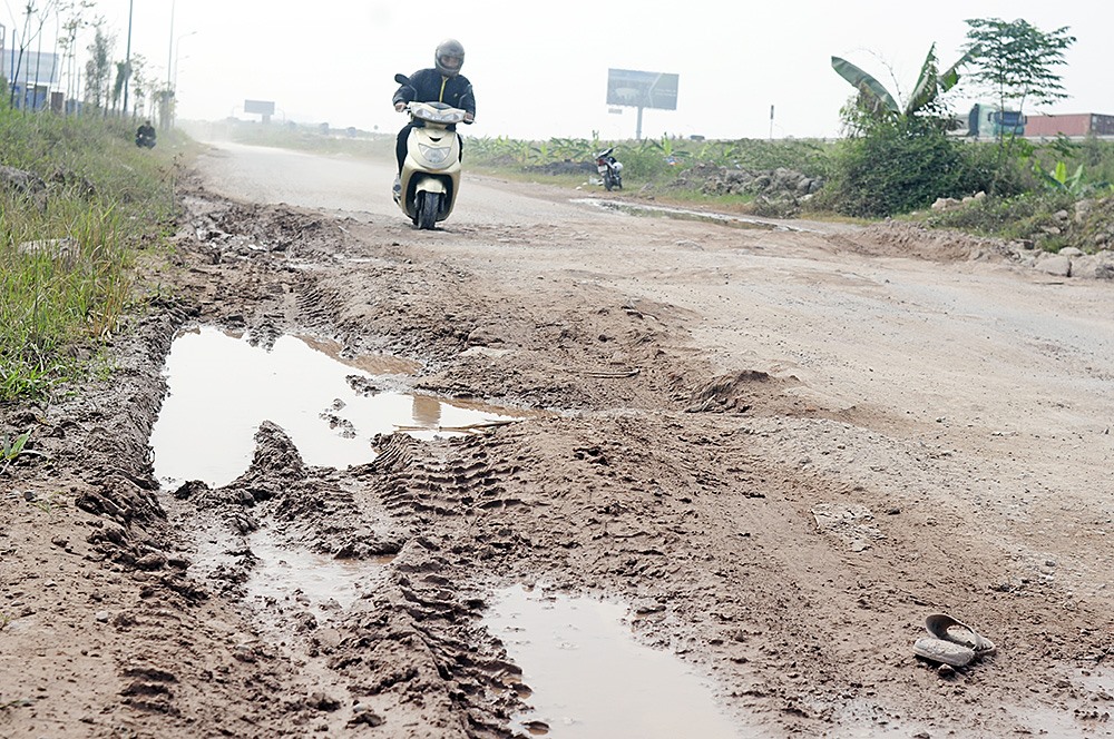 Anh Nguyễn Nhật Minh (quê Bắc Ninh) cho biết: “Tôi làm việc ở tại Khu công nghiệp nên ngày nào cũng phải đi qua đoạn đường này, ngày nắng thì còn đỡ, chứ ngày mưa thì đường rất lầy lội và trợt trượt
