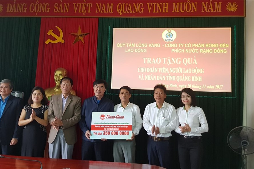 Lãnh đạo LĐLĐ tỉnh Quảng Bình tiếp nhận hỗ trợ từ Cty CP Bóng đèn Phích nước Rạng Đông