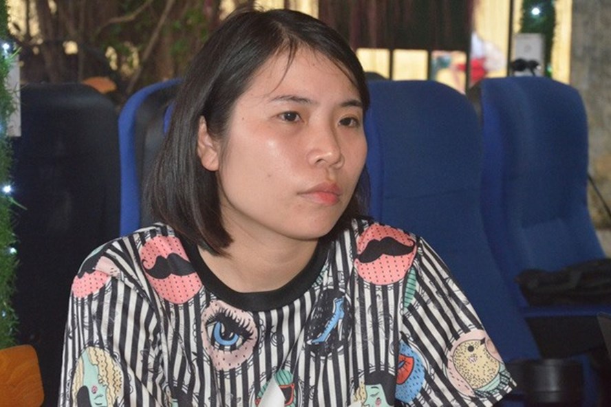 Chị Nguyễn Thị Hồng Yến nghẹn ngào kể lại giây phút chứng kiến con bị vợ mới của chồng đánh đập. Ảnh: HH