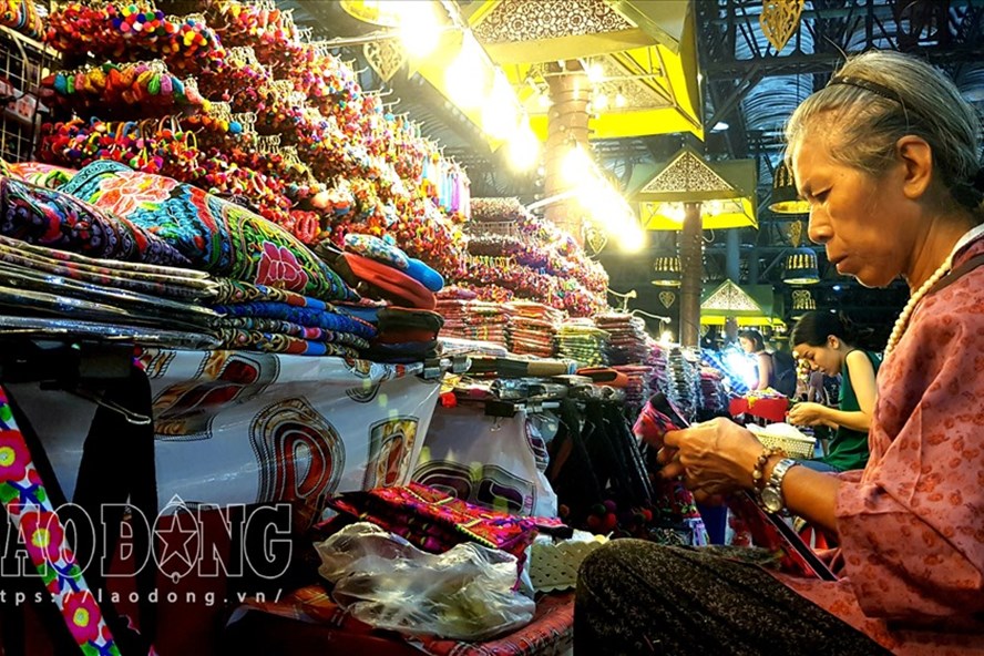 Những sản phẩm tại khu chợ đêm Bazaar do chính tay người bán tự chế tác. Ảnh: Lê Phi Long