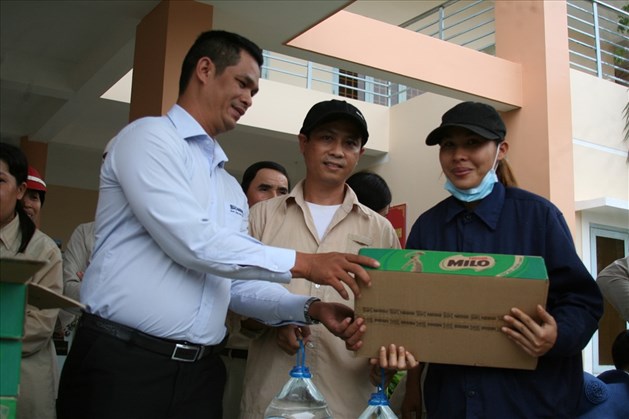 Chia sẻ với người lao động trong vùng tâm bão số 12- huyện Vạn Ninh ( Khánh Hòa) đại diện Công ty TNHH Nestle Việt Nam trao 500 phần quà gồm nước Lavi và sữa. Ảnh: T.T 
