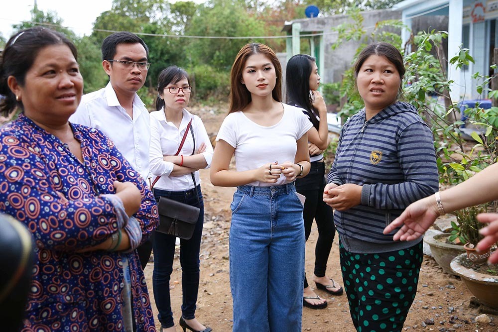 Ngọc Thanh Tâm hỏi thăm người dân. Ảnh: T.L