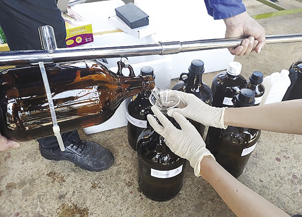 Nhiều doanh nghiệp dệt may, da giày tại Việt Nam đã tham gia vào chương trình DETOXing (chiết mẫu nước thải ra các chai lọ để phục vụ  công tác kiểm định - ảnh: T.R.L).