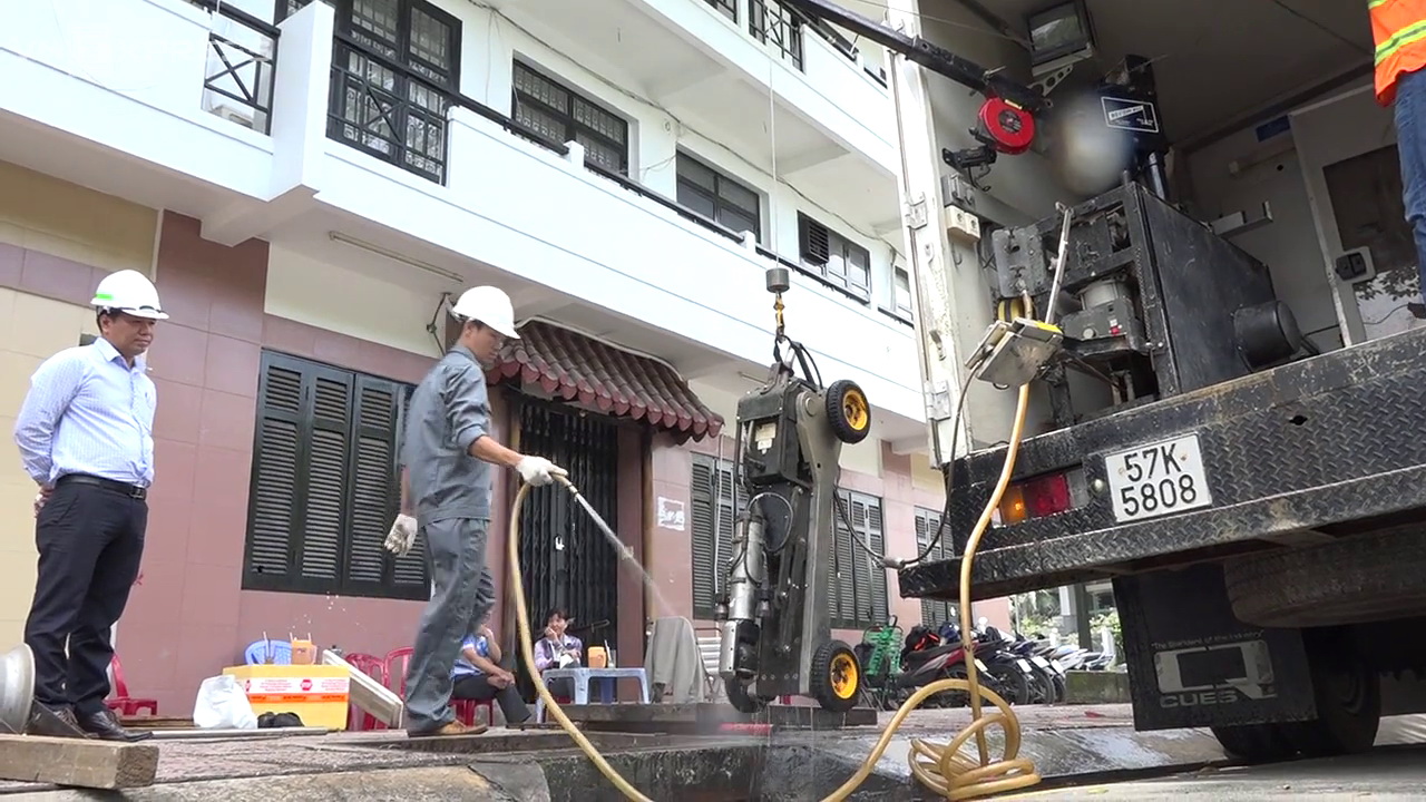 Nguyên bộ thiết bị thám hiểm cống ngầm giá 4 tỉ chứ không phải một con robot giá 4 tỉ. Ảnh: vnexpress.net